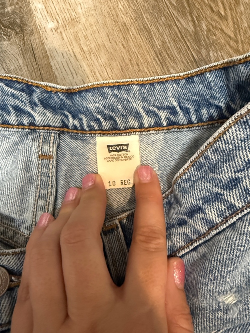 Levi’s Women’s Light Blue Distressed Denim Cutoff Jean Shorts 10R - Picture 5 of 7